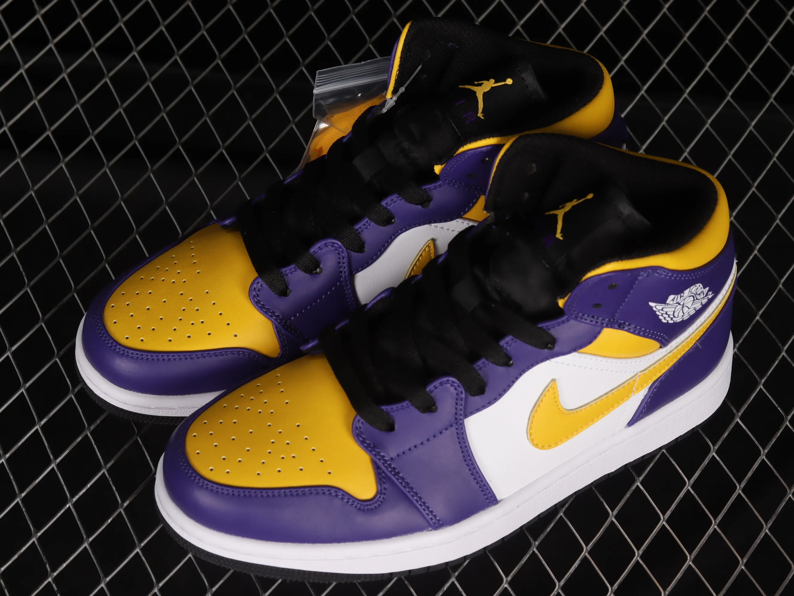 All categories Air Jordan Jordan series basketball shoes Air Jordan 1 Mid Air Jordan 1 Mid "Lakers" AJ1 Joe 1 Lakers color matching Zhongbang basketball shoes DQ8426-517